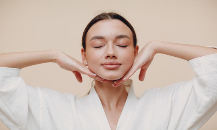 Yoga facial: los mejores ejercicios para rejuvenecer tu rostro